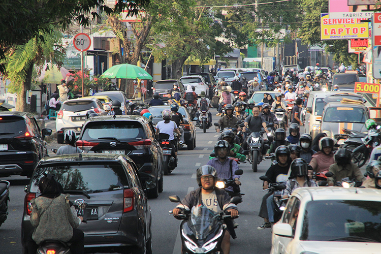 RAMAI: Kondisi Jalan Kalimantan, Jember, terpantau padat, kemarin. Per hari ini, Dishub Jember berencana menerapkan SSA pada empat ruas jalan, termasuk Jalan Kalimantan.
