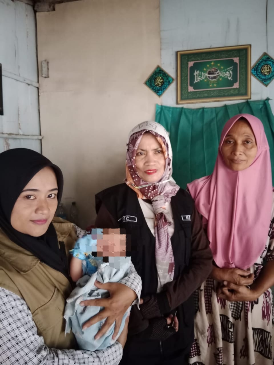 BERKUMPUL: &nbsp;Petugas Dinsos P3AKB Bondowoso saat mendatangi lokasi penemuan bayi, Sabtu (7/10).