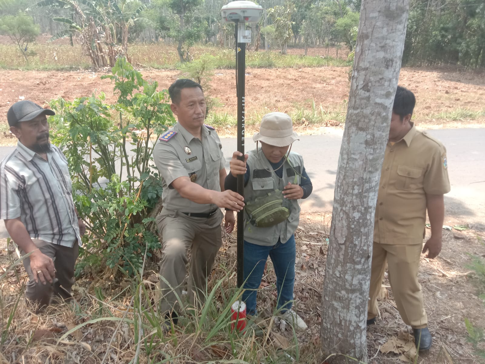SAH: Kepala Kantor Pertanahan Bondowoso, Zubaidi A.Ptnh, MSi (dua dari kanan) meninjau langsung pengukuran bidang tanah yang masuk program PTSL, selasa (10/10)