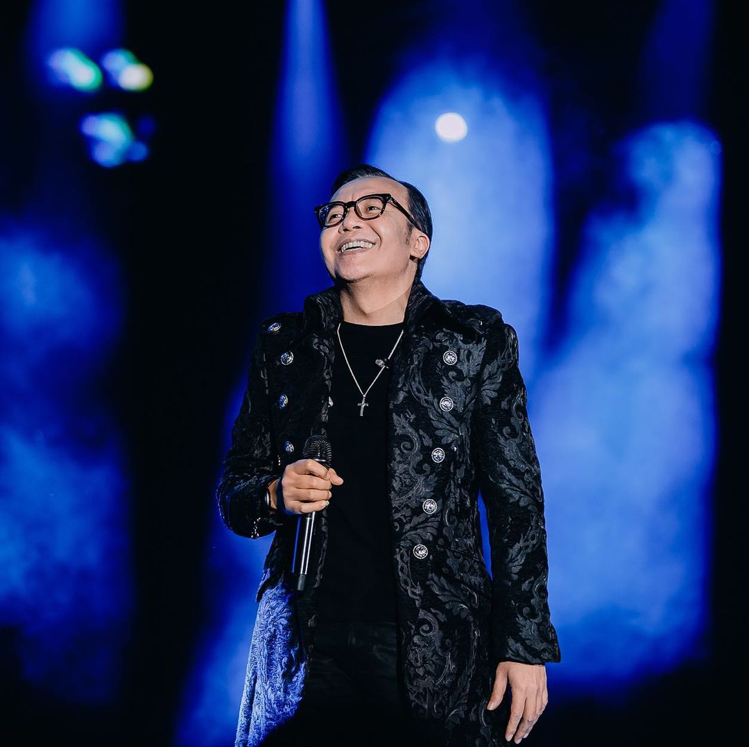 SANG LEGENDA: Ari Lasso saat melakukan konser reuni bersama Dewa 19 (8/8/2023). (Instagram: @ari_lasso)