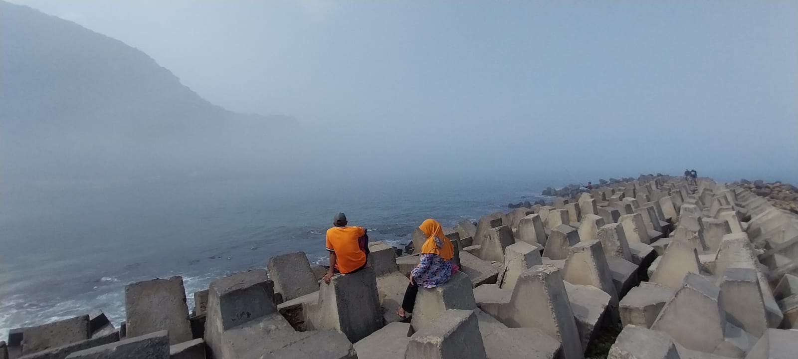 BERKABUT: Warga saat melihat kondisi Plawangan, Puger, kemarin (10/10). Tim SAR gabungan juga melakukan pencarian terhadap dua nelayan yang hilang kontak.