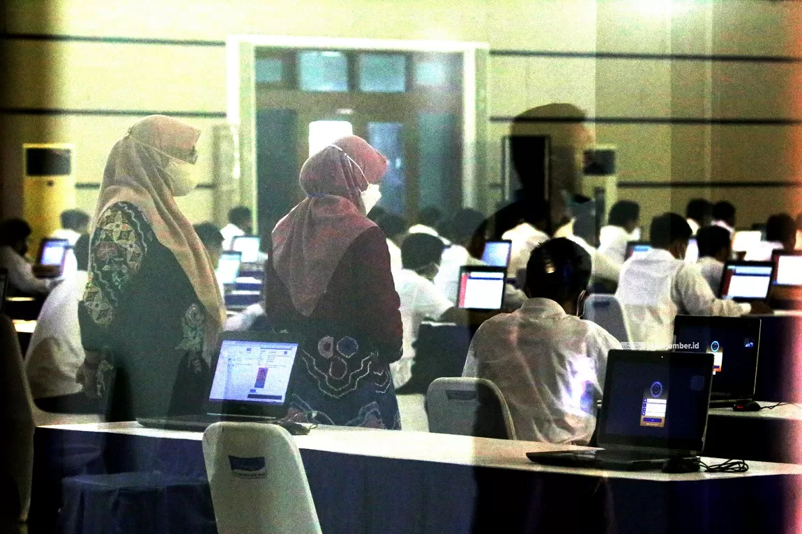 SERIUS: Suasana pelaksanaan seleksi Calon Pegawai Negeri Sipil (CPNS) di lingkungan Pemerintah Kabupaten Jember pada 2021 lalu.