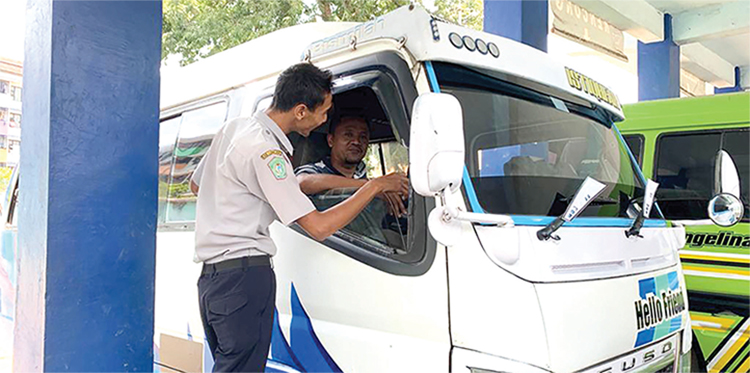 SEPI: Kondisi MPU Lumajang yang saat ini mulai sepi. Banyak angkutan yang siap jalan, tapi penumpangnya tidak ada.
