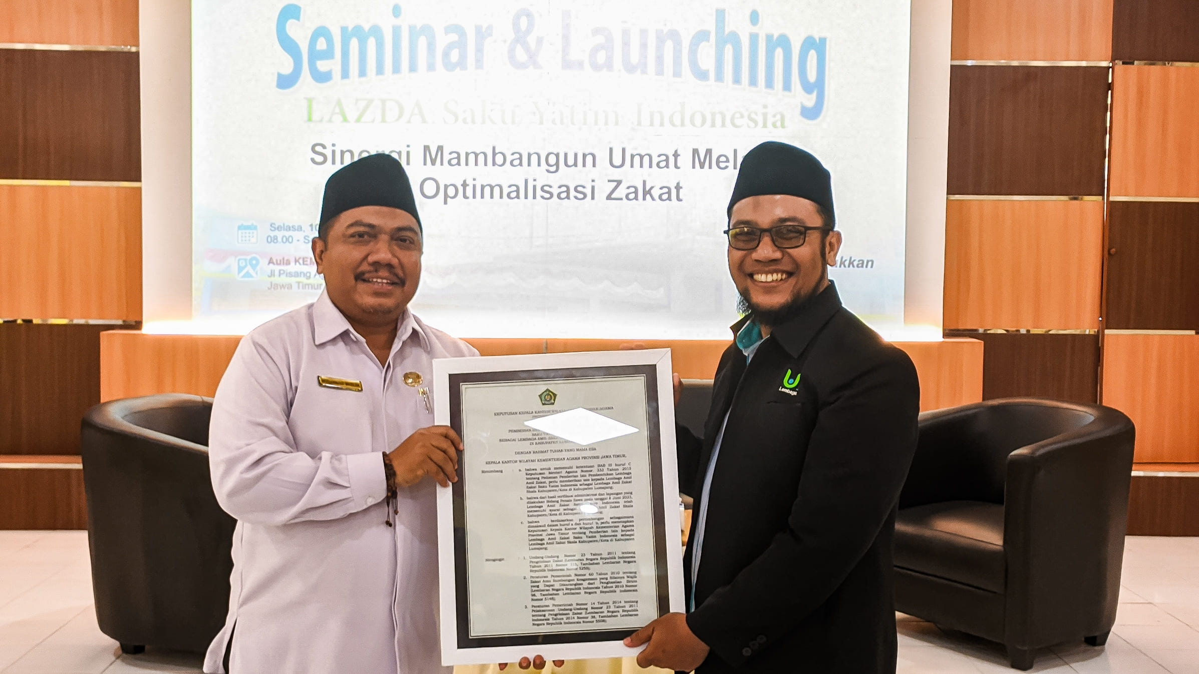 APRESIASI: Penyerahan simbolis surat izin LAZ DA oleh Kemenag Lumajang kepada Saku Yatim kemarin (10/10). (HASBY/RJ)