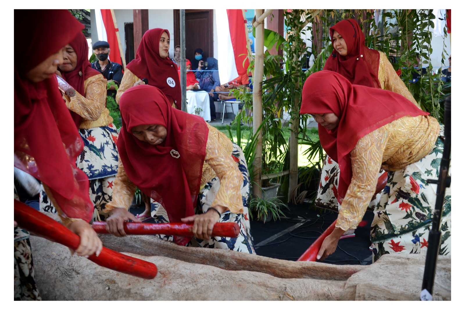 LESTARIKAN: Sejumlah warga Desa Prajekan Lor saat memeragakan pengolahan padi menggunakan lesung pada acara festival pekan budaya.
