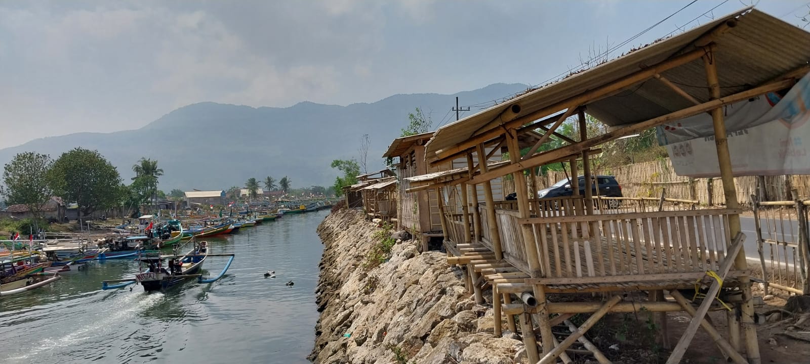 HARUS DITERTIBKAN: Puluhan warung yang terbuat dari bambu dan atap asbes yang berdiri diatas plengsengan sungai besini, Desa Puger Kulon,  Jember itu harus dilakukan penertiban. (JUMAI/RJ)