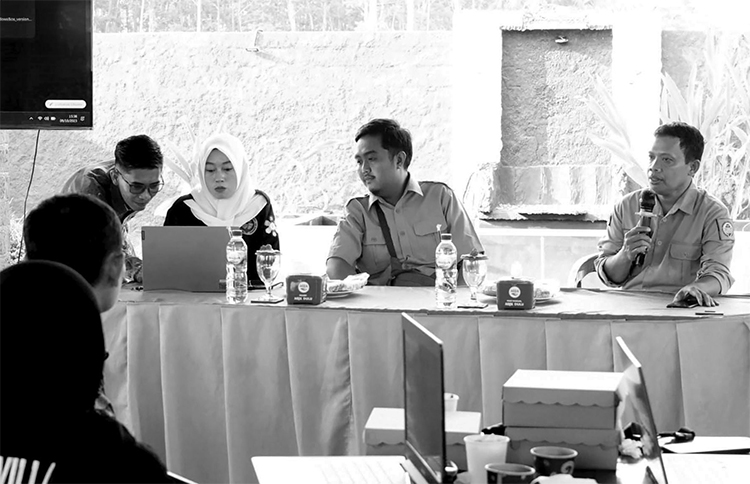 DIBINA: Diskominfo saat melakukan kegiatan pembinaan laman desa/kelurahan, Senin lalu (9/10).