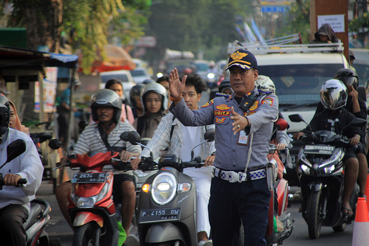 SATU ARAH: Pegawai Dishub Jember bersama petugas gabungan mengatur lalu lintas di Jalan Kalimantan dan sejumlah ruas jalan lain, kemarin.