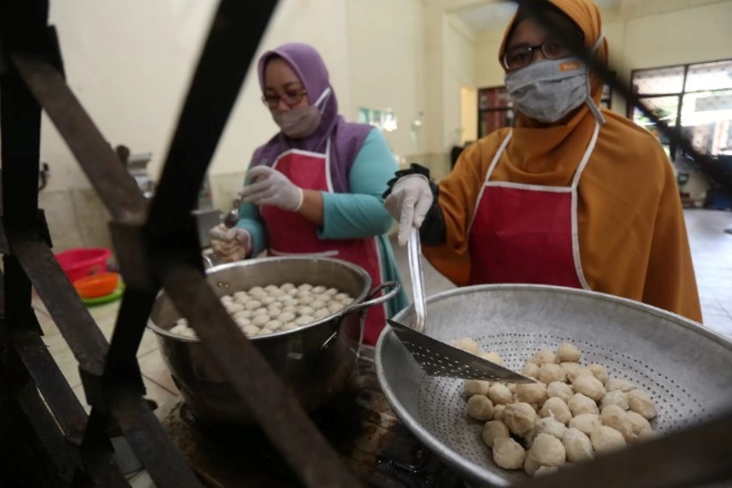 OLAHAN DAGING AYAM: Para pegawai di Laboratorium Pengolahan Pangan Polije merebus pentol daging ayam, kemarin (4/5). Pentol frozen menjadi solusi pekerja yang dirumahkan untuk memulai usaha. (DOK RJ)