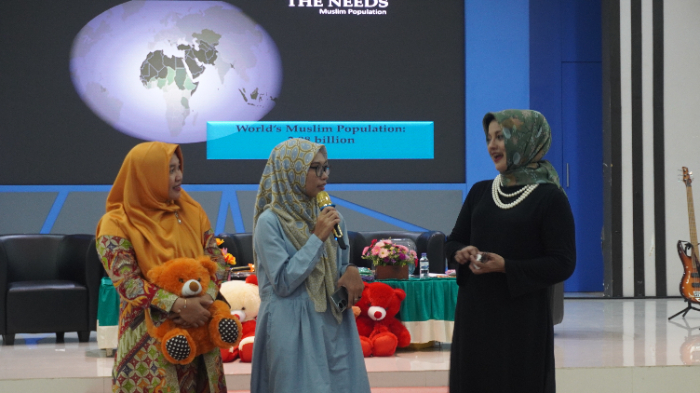 Marisa Haque (Kanan) saat menyampaikan dalam kegaiatan stadium general Global Halal Summit