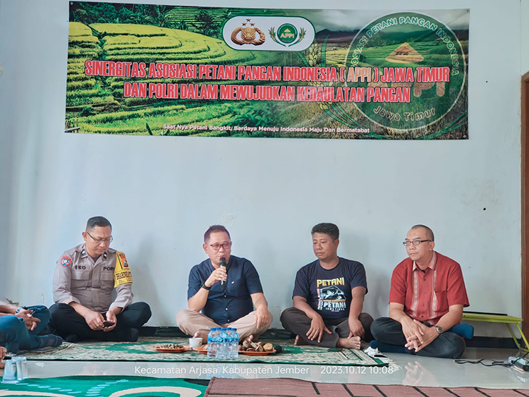 DISKUSI PERTANIAN: Tim dari Mabes Polri saat berkunjung ke APPI Jatim, kemarin (12/10), di Arjasa.