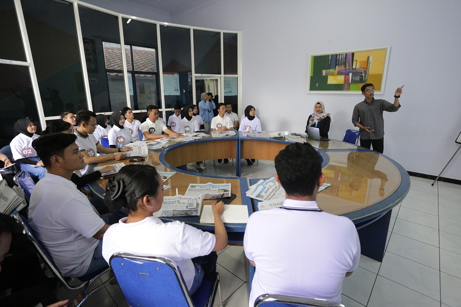 PELATIHAN: Wartawan Jawa Pos Radar Jember, Ilham Wahyudi memberi materi terkait jurnalistik kepada sejumlah finalis Duta Kampus Unej 2023, kemarin (13/10).