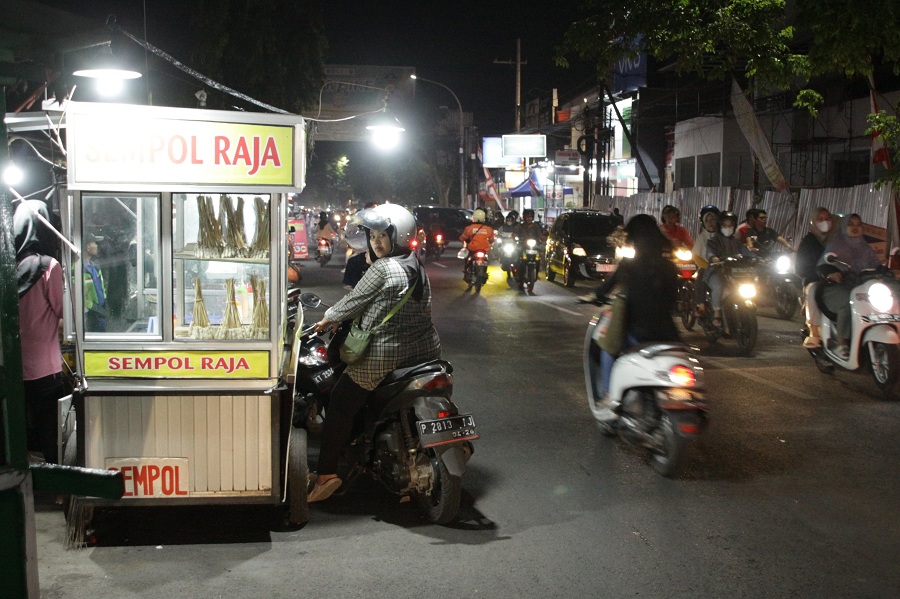 LANCAR: Suasana ruas jalan di kawasan kampus, Kecamatan Sumbersari, yang dijadikan satu arah.