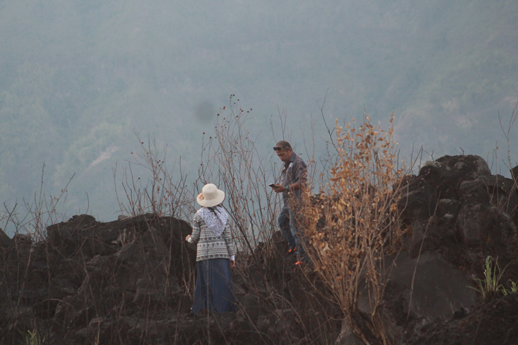 BERSANTAI: Wisatawan lokal saat menikmati keindahan black lava basaltis, Kamis (12/10)