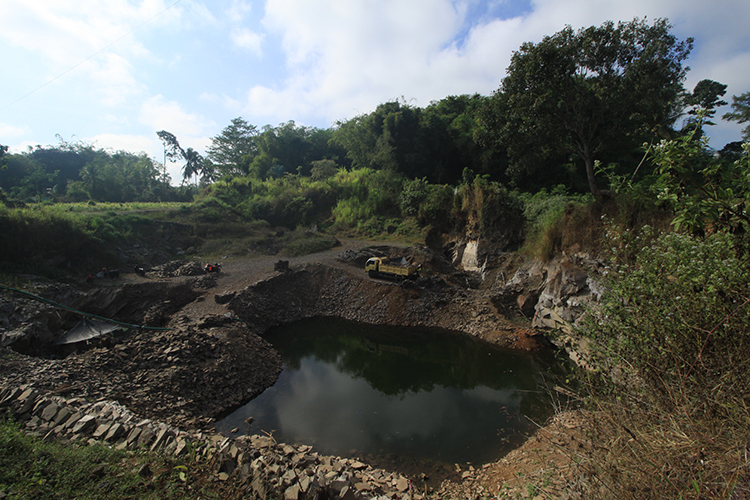DANAU DADAKAN: Lubang besar bekas tambang galian C di daerah Kalisat. Kondisi itu kerap ditemukan di tambang galian C. Namun, reklamasi bukan kewenangan DLH. Upaya konservasi dinas terkait dilakukan d