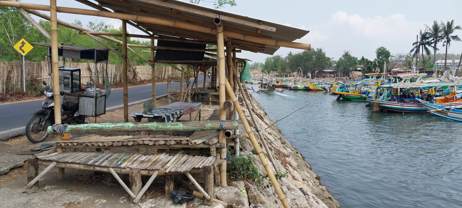 JADI LAPAK: Puluhan warung yang terbuat dari bambu berdiri di atas plengsengan Sungai Besini, Desa Puger Kulon, Kecamatan Puger.