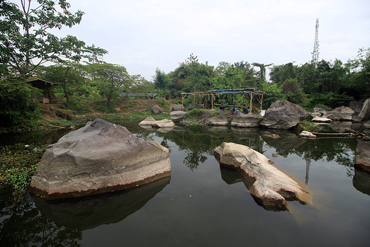 JADI JUJUKAN: Bekas tambang gumuk di Gunung Batu, Kelurahan Sumbersari, yang dimanfaatkan menjadi kolam pemancingan dan wisata alam.