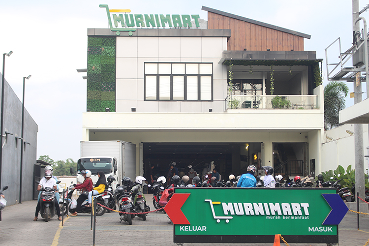 RAMAI: Suasana salah satu perusahaan pertokoan di Bondowoso. Saat ini, CSR setiap perusahaan perlu dikoordinasikan dengan pemerintah.