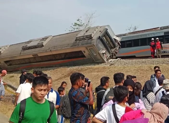 Kecelakaan kereta api kembali terjadi di Indonesia. saat KA Argo Semeru Anjlok di Kulonprogo.