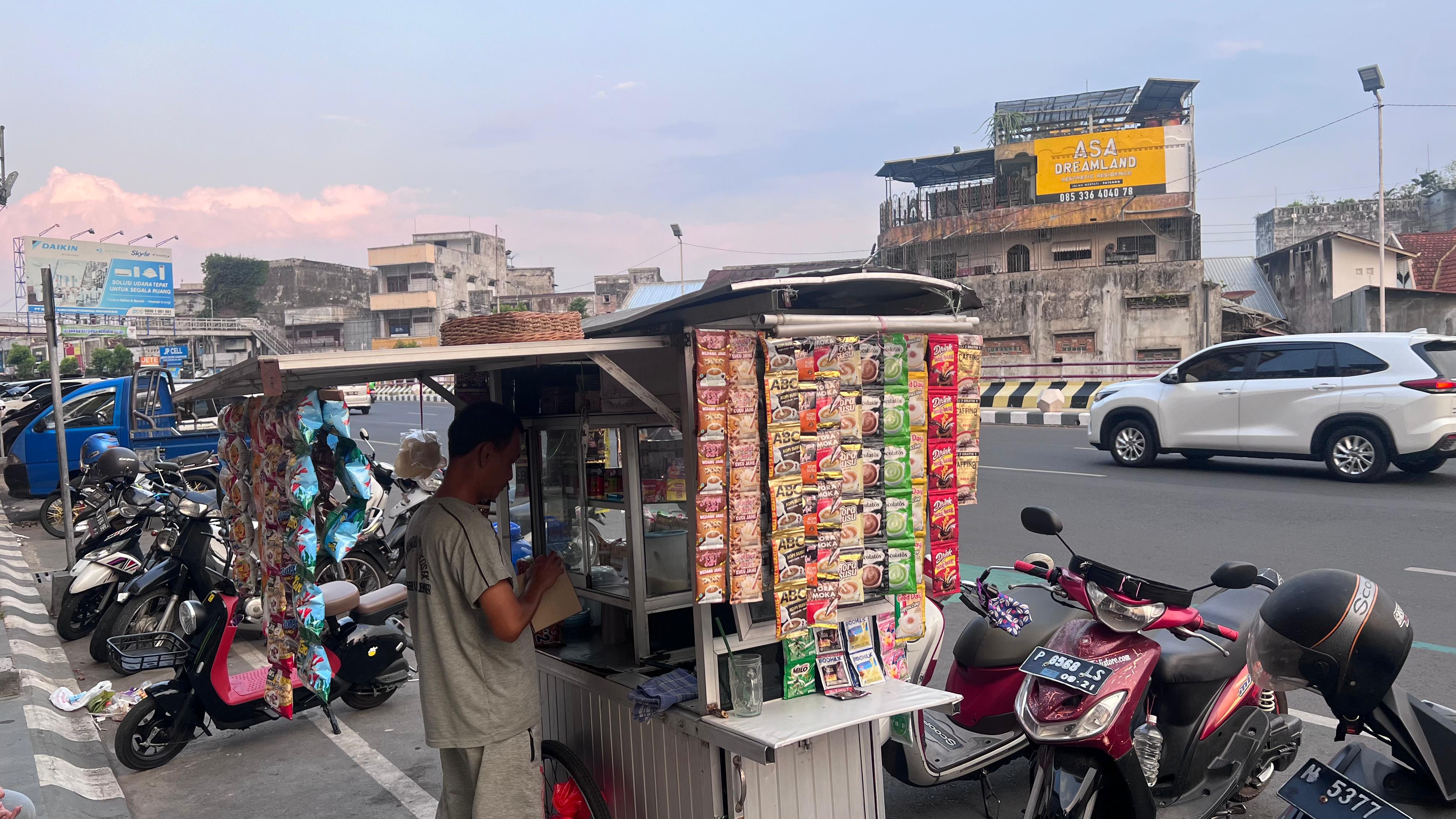 BALIK KUCING: PKL Jalan Gajah Mada saat menyiapkan pesanan pelanggan.