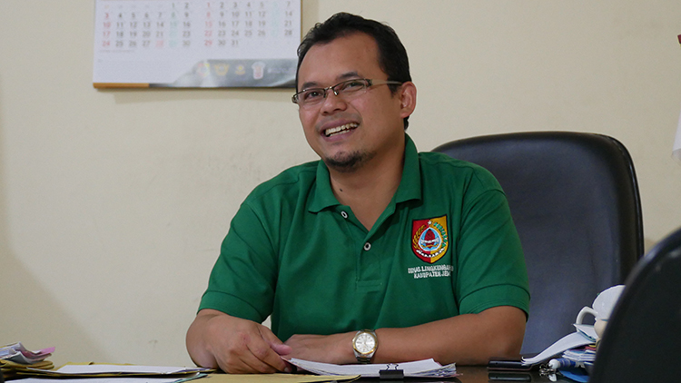 &ldquo;Kami sediakan di pintu masuk dan pintu keluar agar sampah dibuang di bak amrolnya."  SUGIYARTO  Kepala DLH Jember