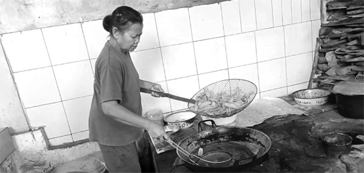 DIGORENG: Pelaku usaha asal Senduro sedang menggoreng keripik pisang dengan dibantu beberapa karyawan.
