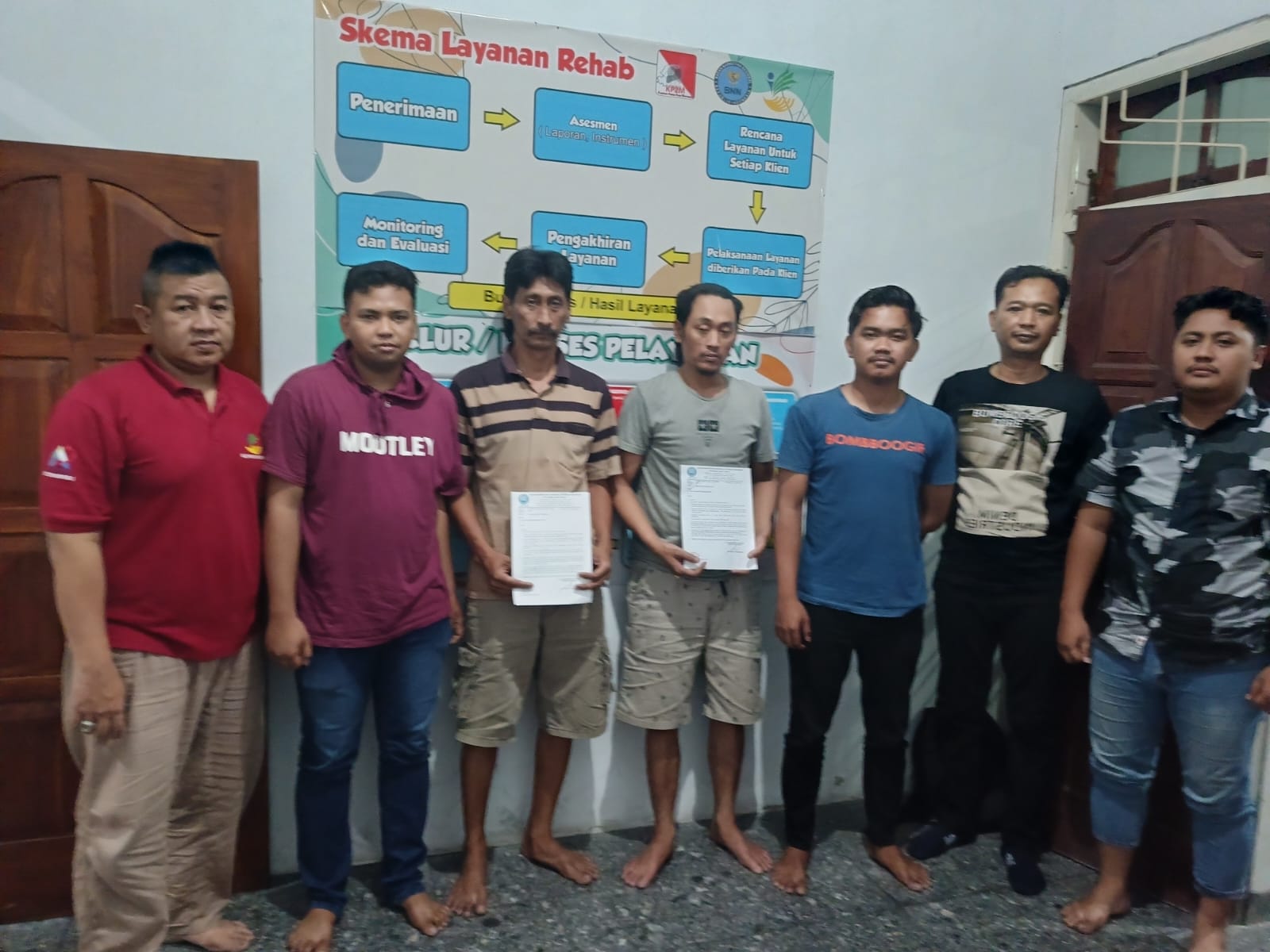 BERBARIS: Kades Sumber Anom, Kecamatan Tamanan Misyono terdiam saaat diperiksa Satnarkoba Polres Bondowoso.