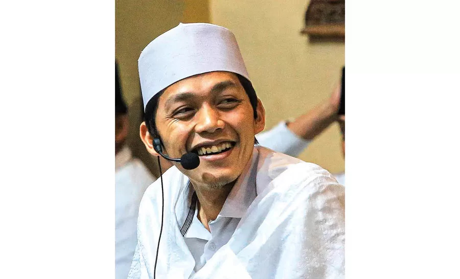 Nama ustad muda dari Blitar &nbsp;ini semakin dikenal orang , ia seringkali mengucapkan istilah dekengane pusat. Itulah Gus Iqdam alias Muhammad Iqdam