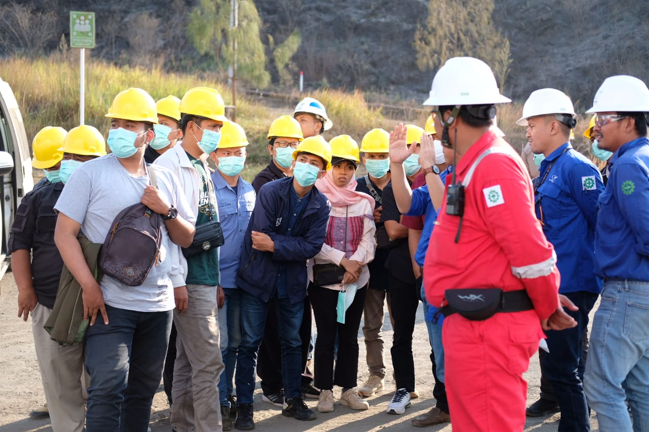DISKUSI: Sejumlah peserta dari kalangan jurnalis saat menyimak pemaparan tentang proyek PLTP Blawan Ijen.