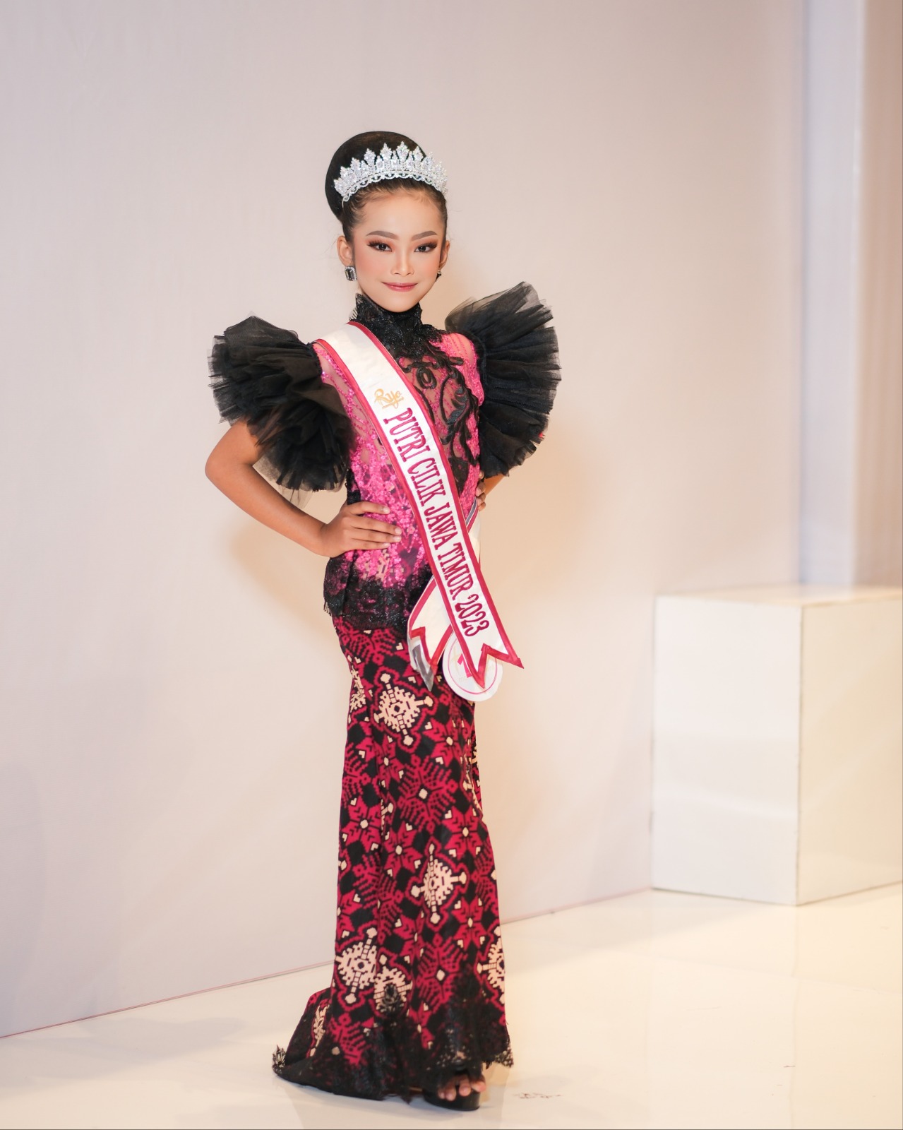 ANGGUN: Khairina Naura Azkiyah Putri Cilik Jatim asal Jember ketika menunjukkan kebolehannya.