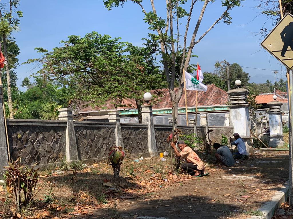 DIBONGKAR: Sisa bongkaran gedung bangunan Pasar Agropolitan Senduro yang terlihat menggunung.