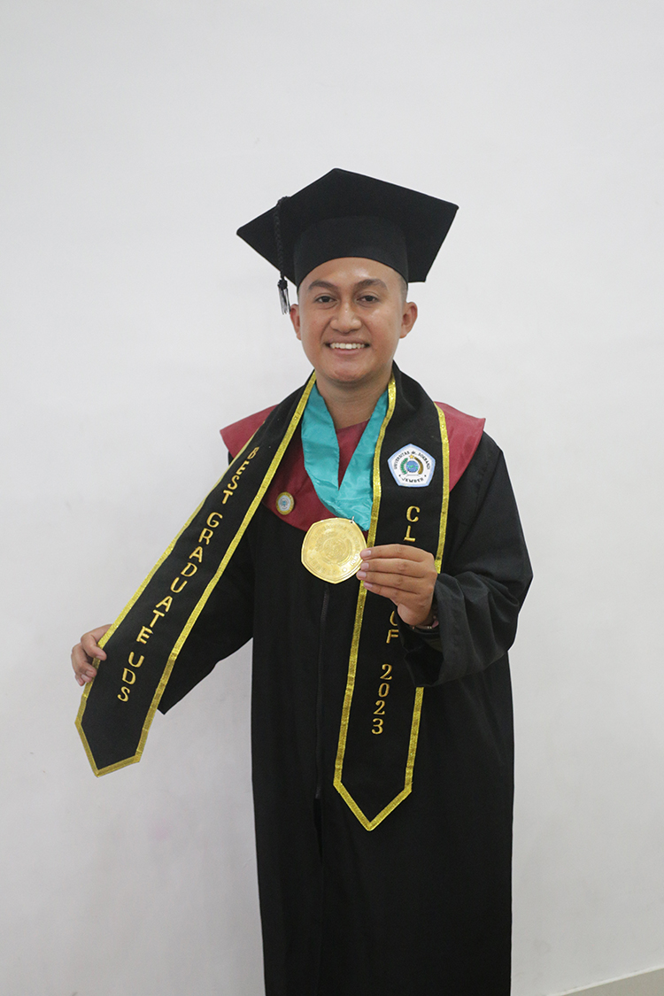 PRESTASI: Yoga Bagus saat mengikuti prosesi wisuda UDS. Selain sibuk kuliah, Yoga juga turut membantu mengelola lahan pertanian milik orang tuanya.