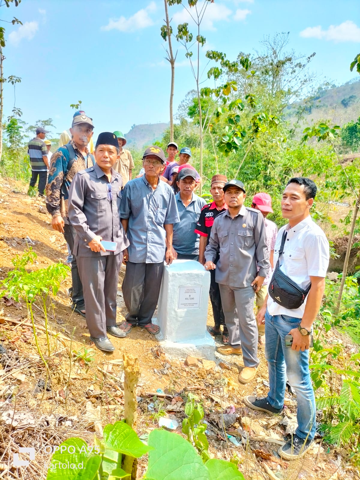 TINJAU: Komisi A DPRD Jember melihat langsung patok yang dipasang orang tidak dikenal di Desa Pondokrejo dan Dusun Mandiku, Desa Sidodadi, Kecamatan Tempurejo, kemarin (25/10).
