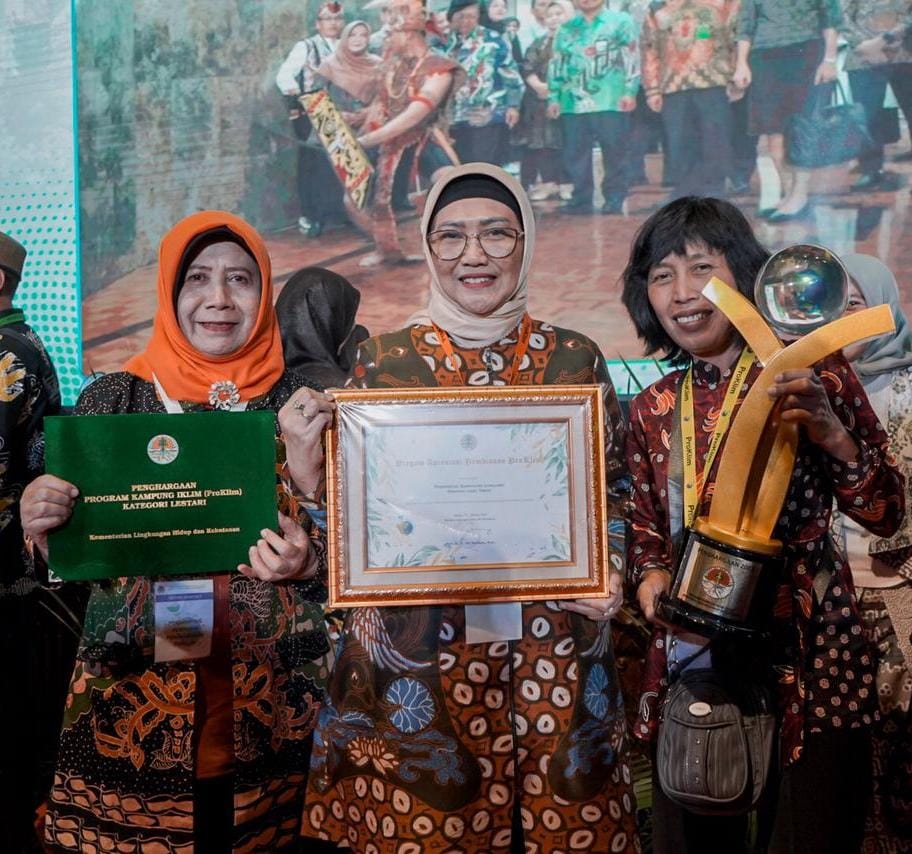PRESTASI: Pj Bupati Lumajang Indah Wahyuni (tengah) dan Kadis DLH (kiri) turut serta mengapresiasi Kampung Lempeni yang berhasil memperoleh penghargaan Proklim Lestari.
