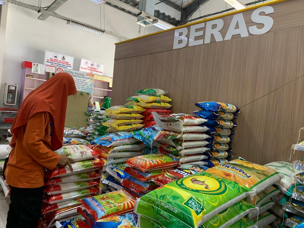 DIPILIH: Salah seorang warga sedang memilih beras premium untuk dikonsumsi sehari-hari.