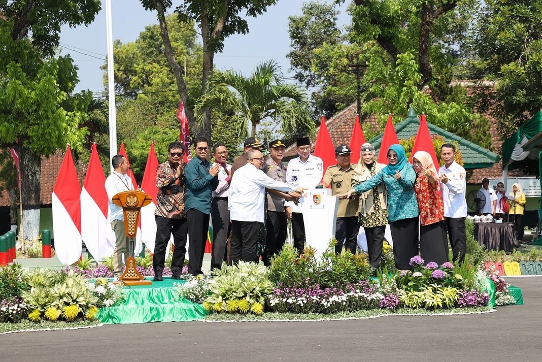 APEL KADER: Bupati Jember Hendy Siswanto memimpin Jambore Kader Posyandu di Lapangan Secaba, Rabu pagi (25/10) kemarin.