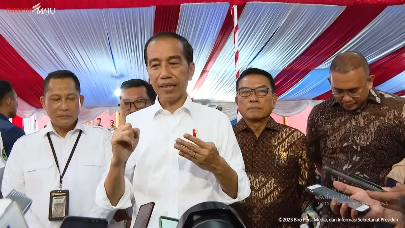Tampak Presden Joko Widodo (Jokowi) sedang meninjau ketersedian beras di gudang bulog Kota Padang pada Rabu (25/10)