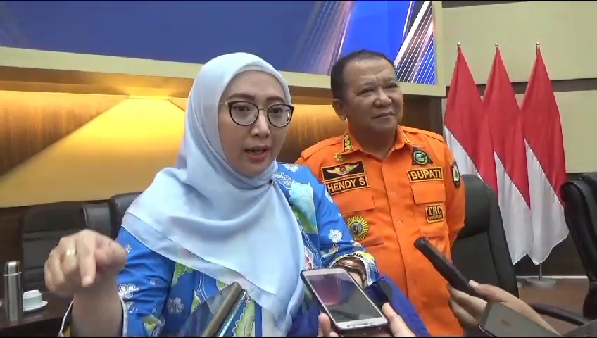 MONITORING: Kepala Satgas Pencegahan KPK RI bersama Bupati Jember jumpa pers seusai melakukan pertemuan terbatas di DPRD Jember, kemarin (26/10).