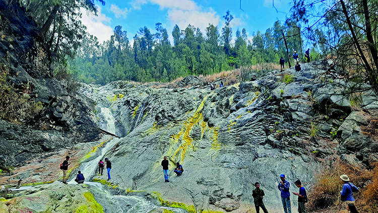 POTENSI ALAM: Sejumlah wisatawan saat mengunjungi Kalipait, Rabu (11/10).