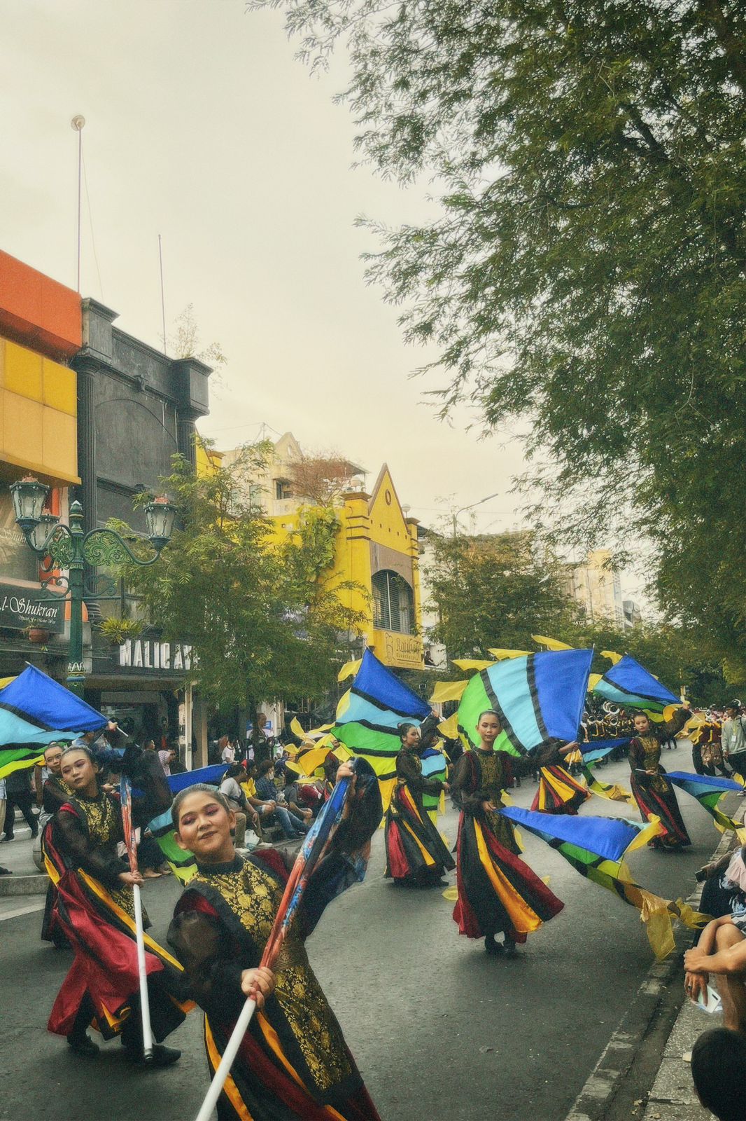 MEMUKAU: Color guard Marching Band Genderang Spasa saat tampil di Jalan Malioboro, Yogyakarta.