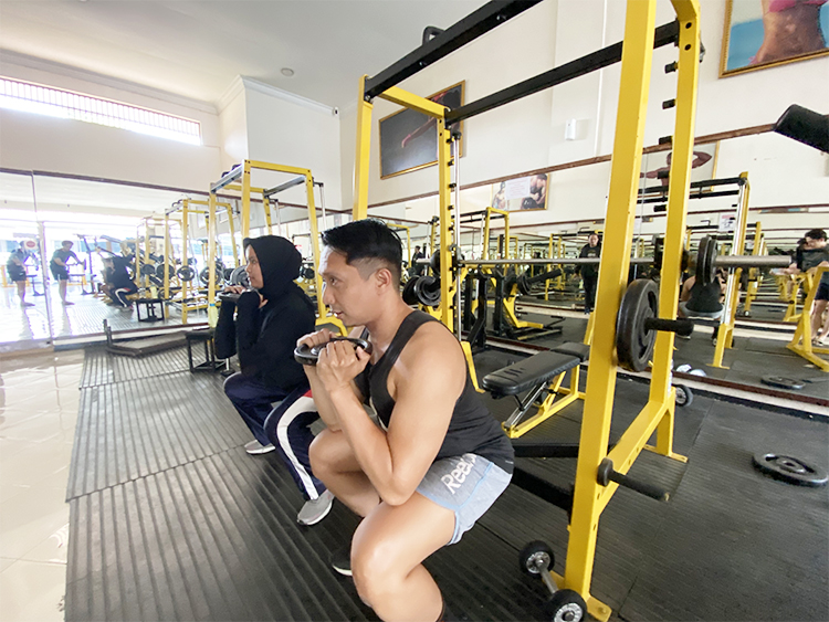 RUTIN: Sejumlah warga ketika mempraktekkan gerakan fitnes dipandu oleh pelatih khusus. Hal tersebut memiliki banyak manfaat bagi tubuh.