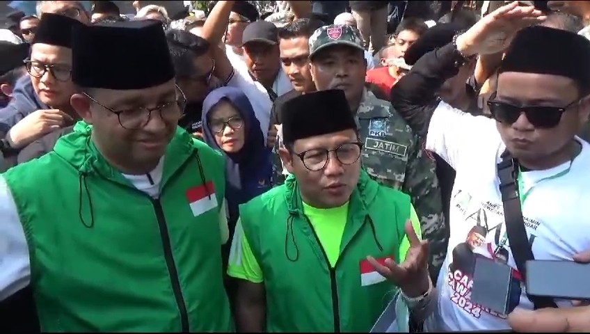 SAFARI POLITIK: Lawatan Anies Baswedan dan Muhaimin Iskandar ke Jember dalam agenda jalan sehat santri, di GOR PKPSO Kaliwates, Minggu (29/10). (MAULANA/RADAR JEMBER)