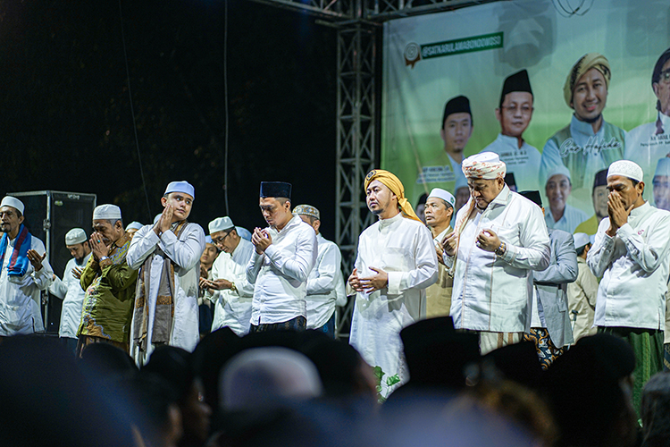 KHUSYUK: Satuan Karya Ulama dan para tokoh ulama saat berdoa bersama di acara Bondowoso Emas Bersholawat.