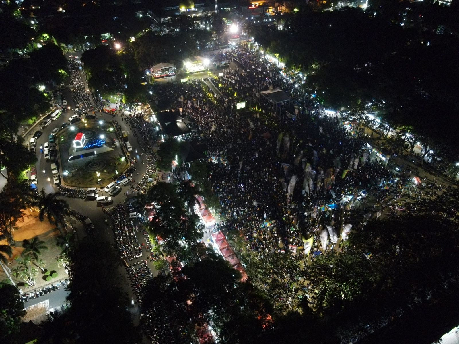 MEMBLUDAK: Foto dari udara kondisi Alun-Alun Bondowoso yang dibanjiri warga pada acara Bondowoso Emas Bersholawat, Jumat malam (27/10).