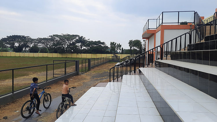 TERDAMPAK: Kondisi stadion Magenda saat diterpa kemarau panjang, rumputnya mulai mengering