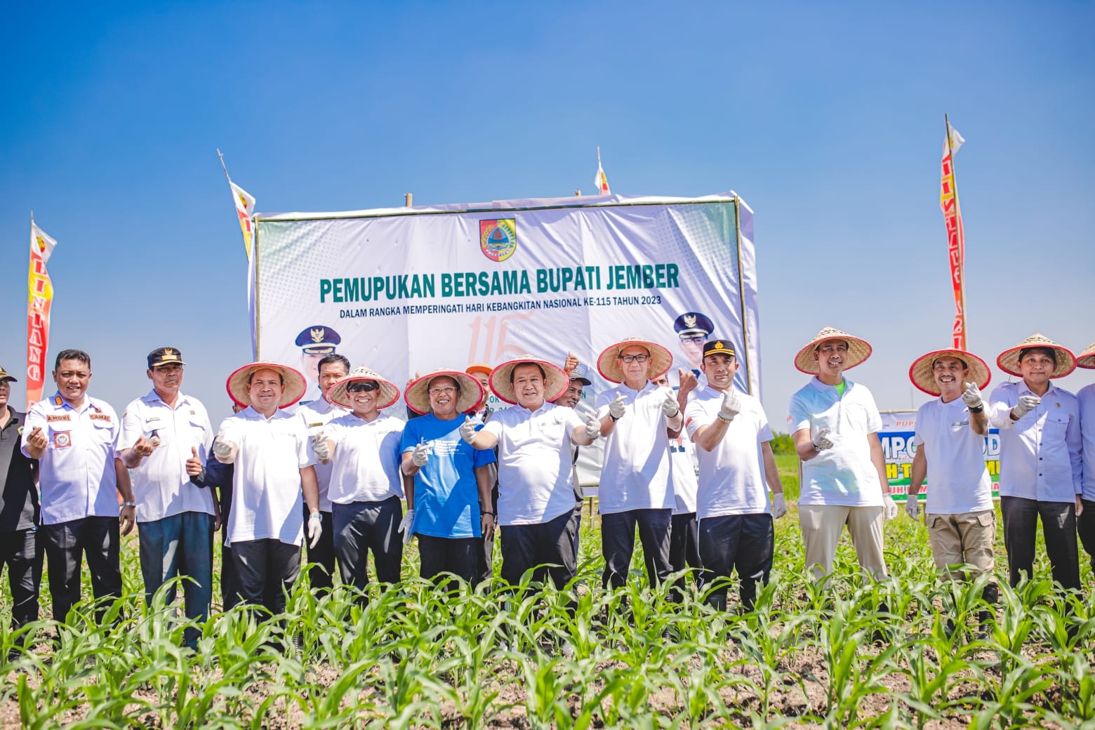 MENYAPA WARGA: Bupati Jember Hendy Siswanto menyapa warga penerima BLT DBHCHT di Kecamatan Kaliwates, beberapa waktu lalu.