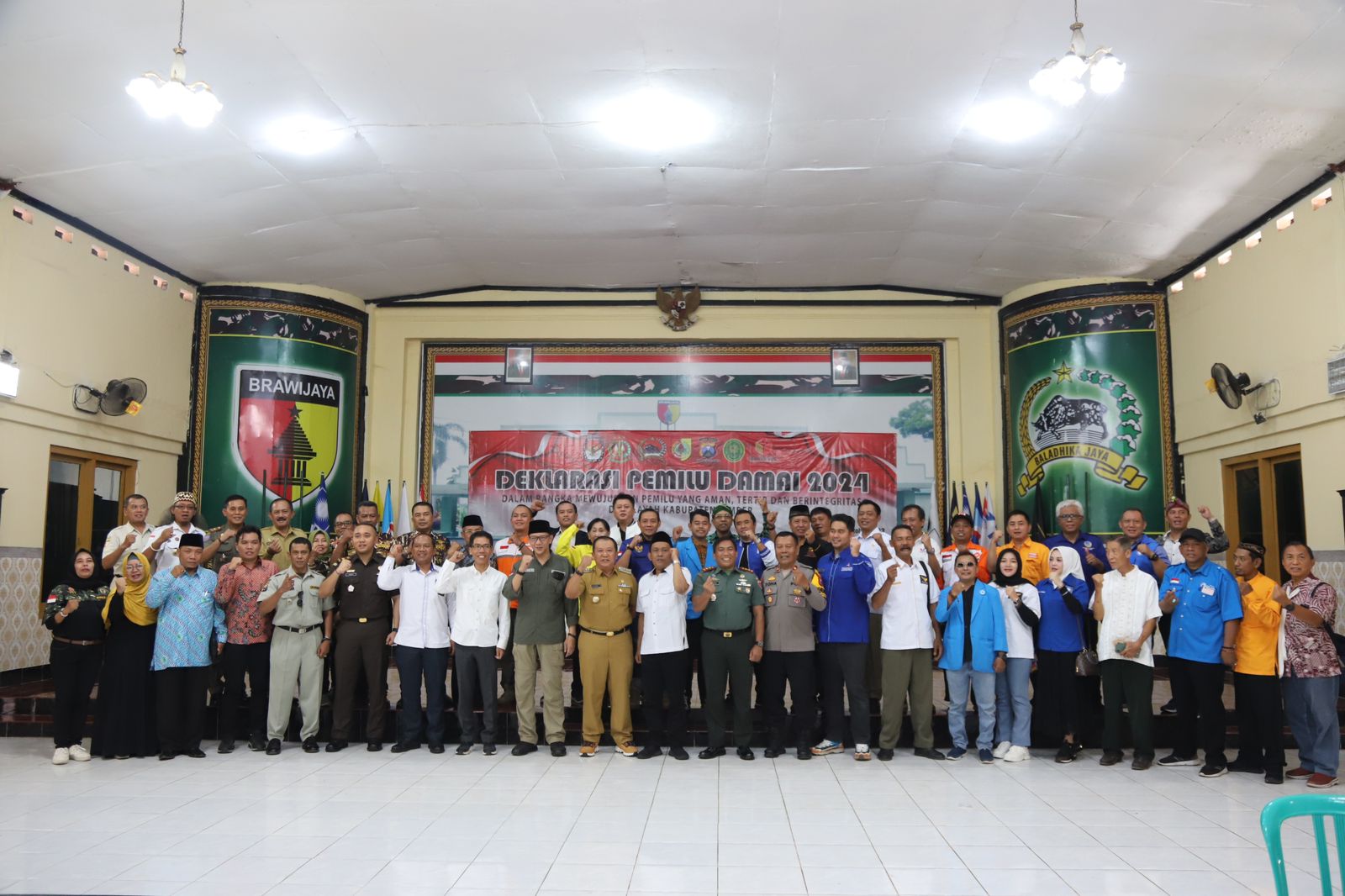 DEKLARASI: Sejumlah pejabat forkopimda dan pimpinan parpol saat deklarasi pemilu damai di Makodim 0824/Jember (30/10).