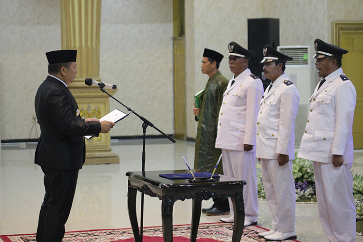 AZZQAL AZQIYA&rsquo;/RADAR JEMBER  JABAT TANGAN: Bupati Jember Hendy Siswanto memberi ucapan selamat kepada kades PAW terpilih seusai dilantik di Pendapa Wahyawibawagraha, Senin (30/10) malam.