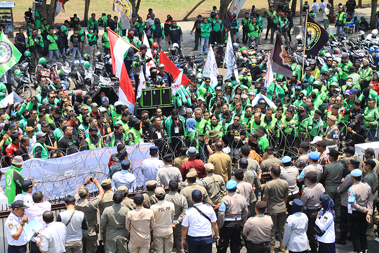 SAMPAIKAN ASPIRASI: Ribuan driver online unjuk rasa di depan Kantor pemkab Jember, kemarin (31/10).
