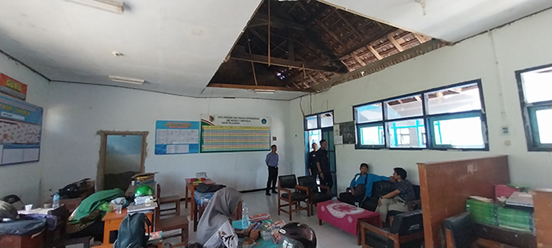 MEMPRIHATINKAN: Kondisi ruang guru SMPN 3 Tempurejo, Desa Andongrejo, Kecamatan Tempurejo, cukup membahayakan karena rusak.